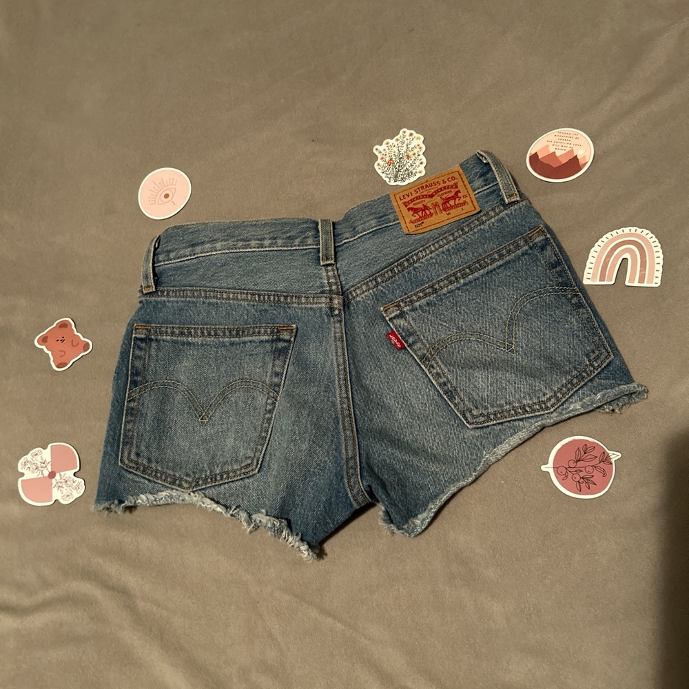 vintage 501 levi’s. breaks my heart to sell these but there a little tight on me